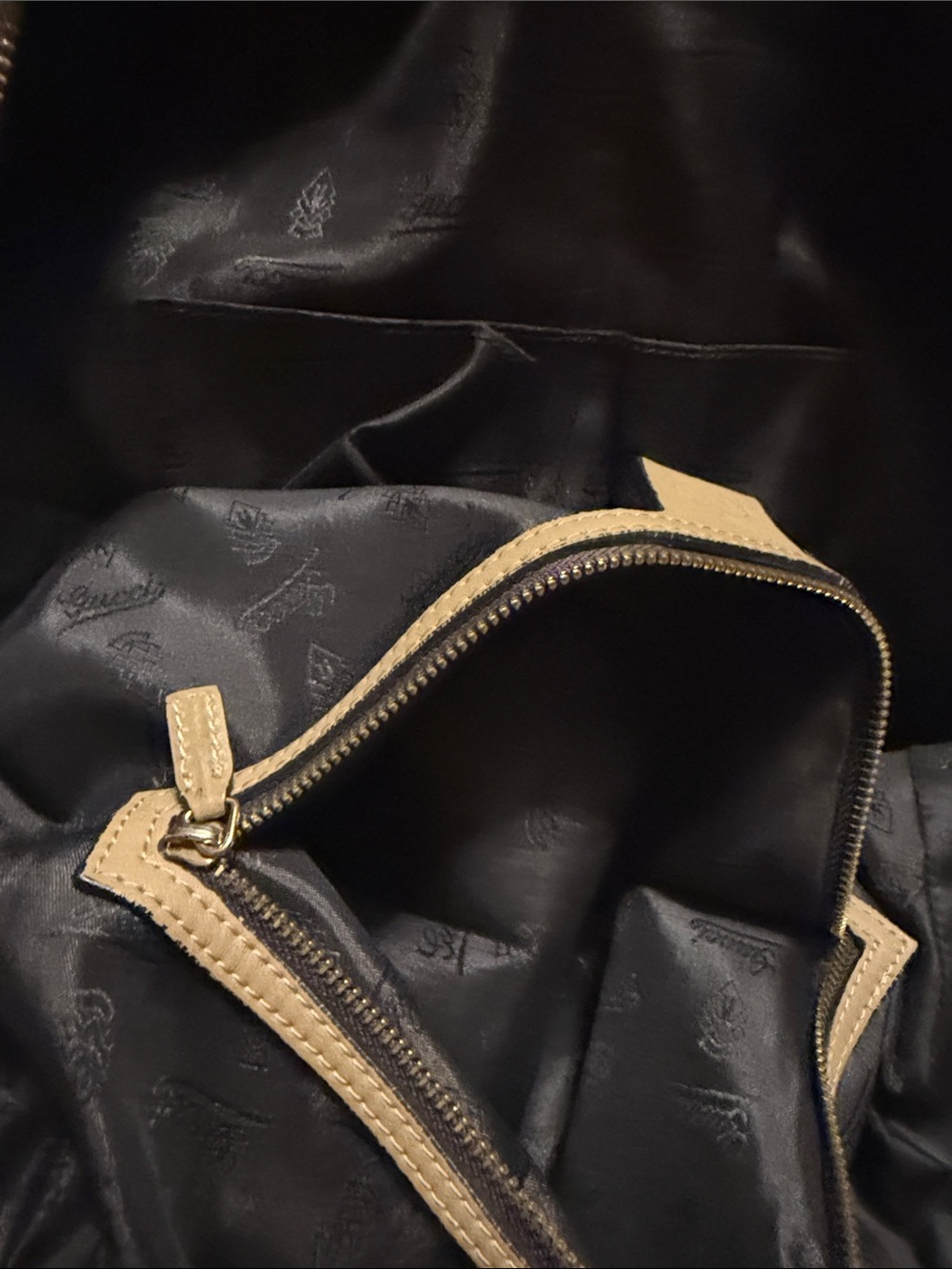 Gucci Tan Leather Shoulder Bag with Gold Heart Emblem - Picture 10 of 12